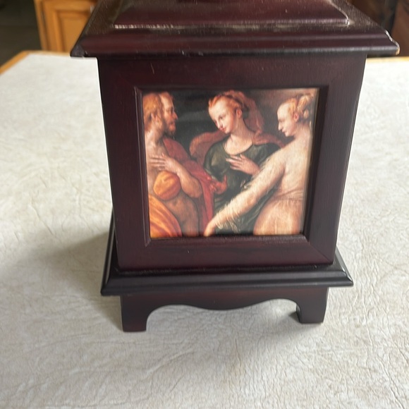 Elegant Brown Table Clock - Picture 4 of 8